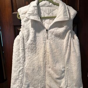 North Face Women’s NWOT white reversible faux fur vest. XXL/2x